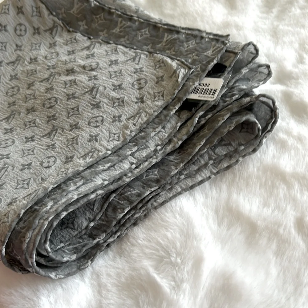 Louis Vuitton Monogram LV Silk Stole - Picture 5 of 12